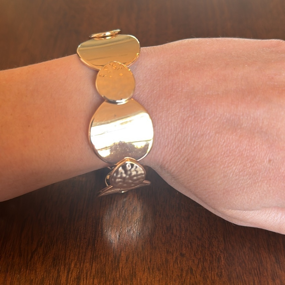 Lydell New York Gold Tone Metal‎ Fashion Bracelet Stretch Hammered Polish New WT - Picture 2 of 3